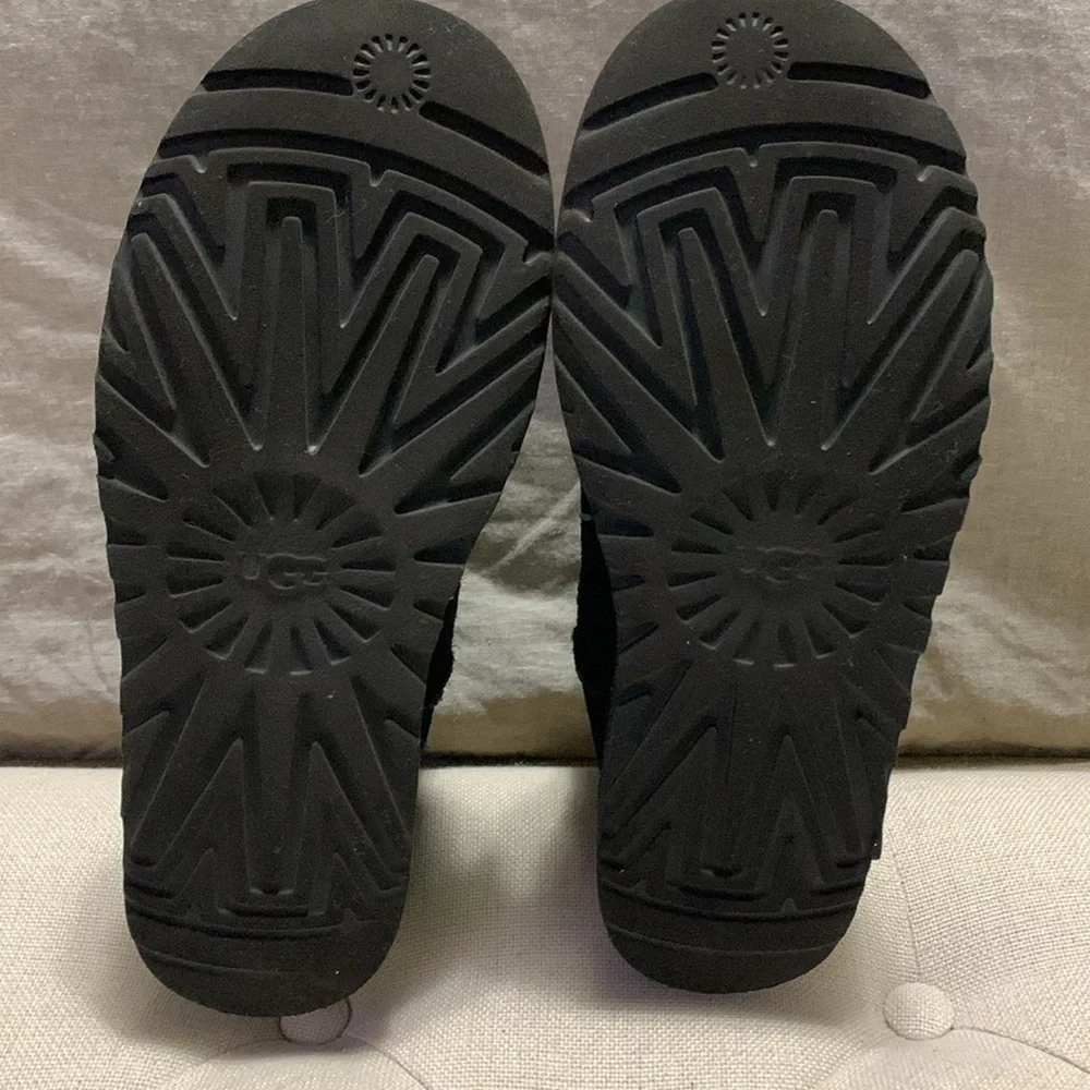 UGG WOMEN’S CLASSIC SHORT PETAL BLACK BOOTS SZ 10 WITCHY ACADEMIA ARTSY